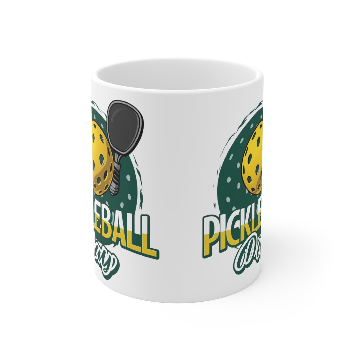 Diseño de celebración del día de Pickleball con ilustración caprichosa de pelota y paleta - Taza de cerámica de 11 oz