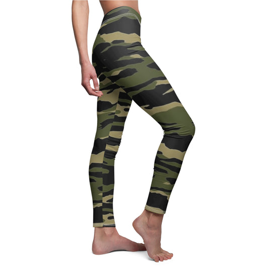 Camuflaje de rayas de tigre: estilo militar - Leggings casuales cortados y cosidos para mujer (AOP) 