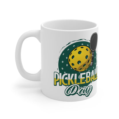 Diseño de celebración del día de Pickleball con ilustración caprichosa de pelota y paleta - Taza de cerámica de 11 oz