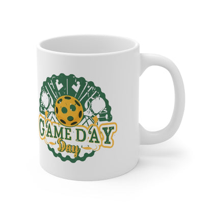 Insignia del día del juego con paleta y pelota de Pickleball, textura grunge - Taza de cerámica de 11 oz