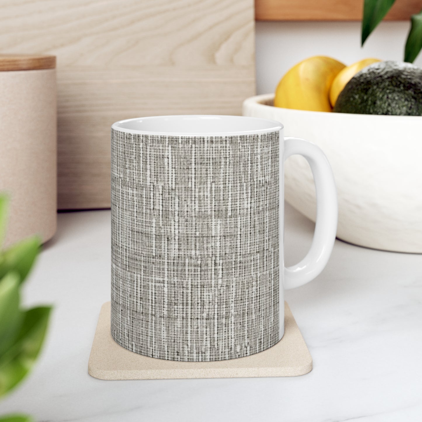 Gris plateado: diseño de tela contemporáneo inspirado en la mezclilla - Taza de cerámica de 11 oz 