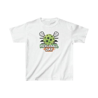 Diseño dinámico del día de Pickleball con paletas cruzadas y gráfico de pelota - Camiseta Heavy Cotton™ para niños