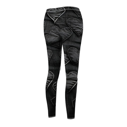 Negro azabache: diseño de bordado de corazón de tela inspirada en mezclilla desgastada - Leggings casuales cortados y cosidos para mujer (AOP) 