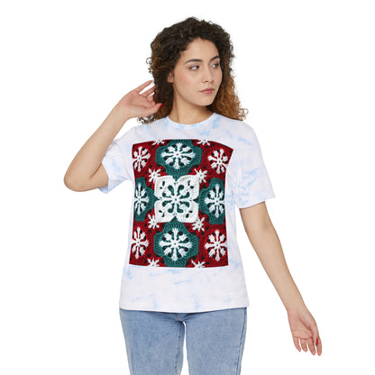 Ganchillo navideño con copos de nieve, Navidad festiva, artesanía en el país de las maravillas invernales, cristal de hielo, decoración navideña, adornos de temporada - Camiseta unisex teñida con anudado FWD Fashion 