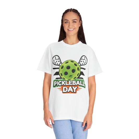 Diseño dinámico del día del Pickleball con paletas cruzadas y gráfico de pelota - Camiseta unisex teñida en prenda 