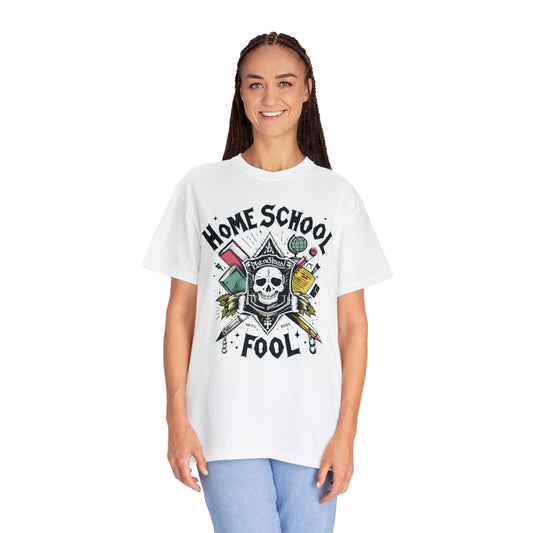 Home School Fool - Cresta académica del cráneo con libros y globo terráqueo, emblema educativo, gótico académico - Camiseta unisex teñida de prendas