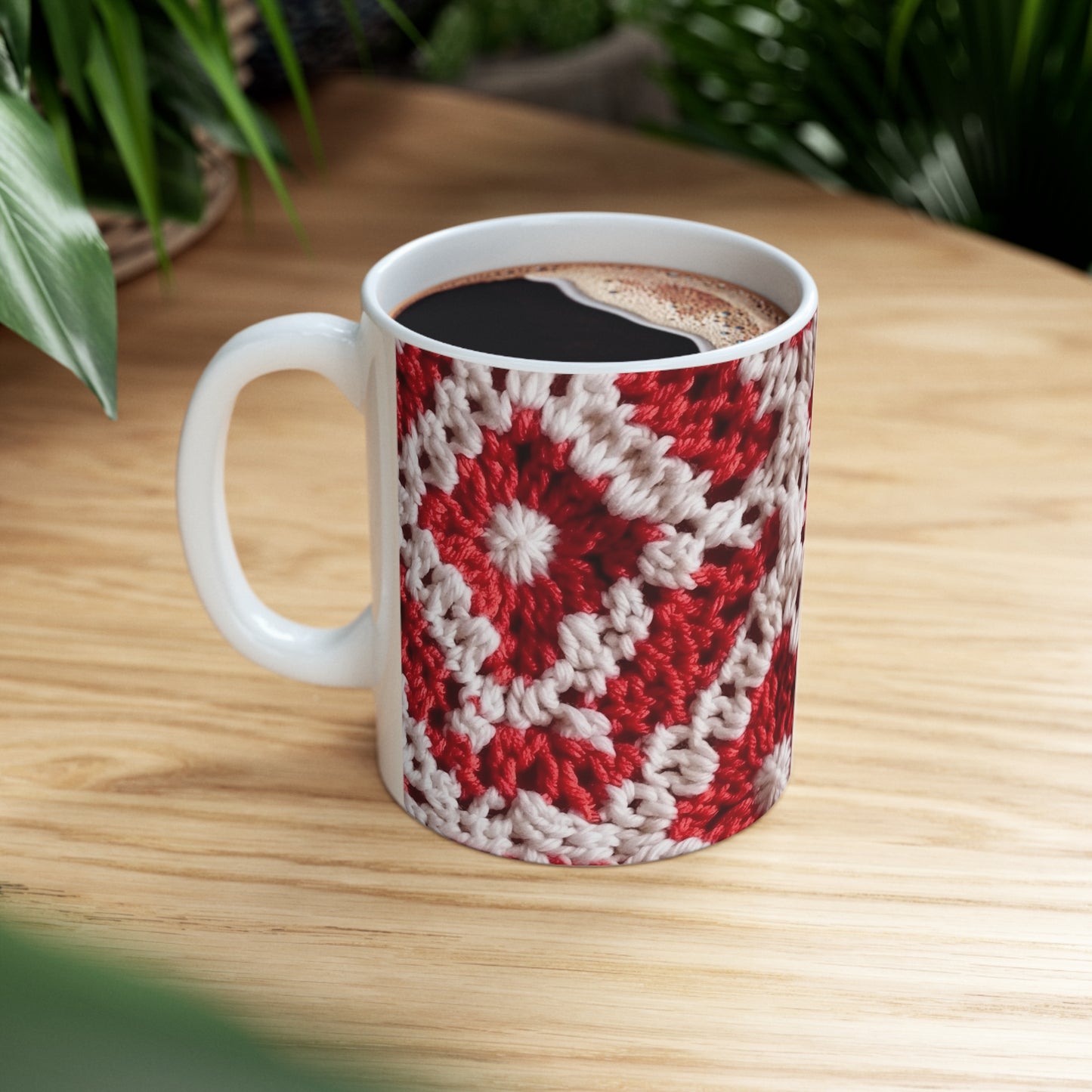 Cálido punto de ganchillo rojo y blanco de invierno: diseño de textura cinematográfico elegante - Taza de cerámica de 11 oz 