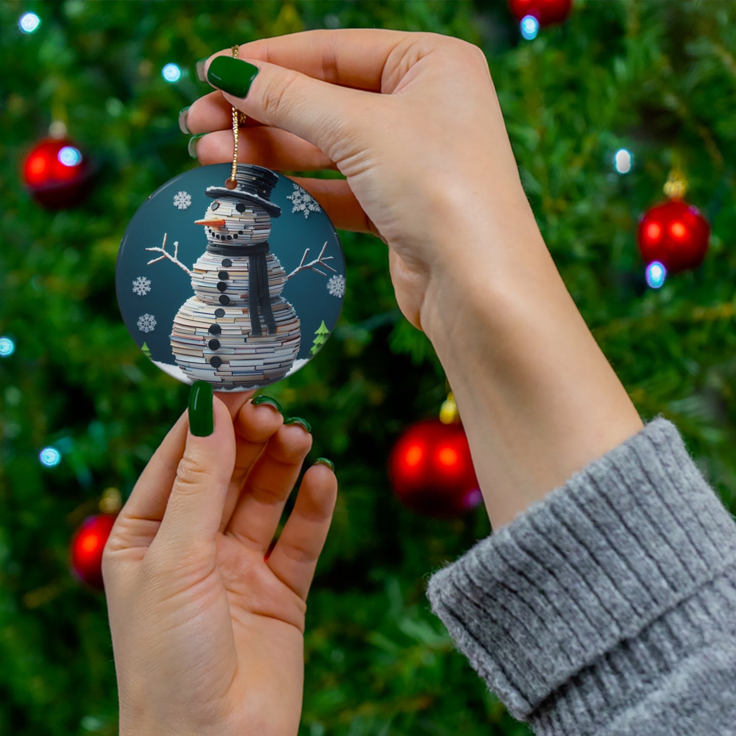 Muñeco de nieve de lector encantado: figura escarchada de Navidad amante de la pila de libros - Adorno de cerámica, 4 formas