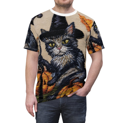 Magia de gato de Halloween: estilo felino bordado con calabazas y sombrero de bruja - Camiseta unisex para cortar y coser (AOP) 