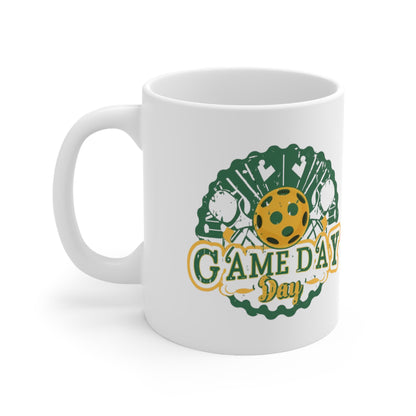 Insignia del día del juego con paleta y pelota de Pickleball, textura grunge - Taza de cerámica de 11 oz