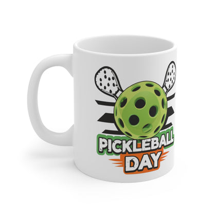 Diseño dinámico del día de Pickleball con paletas cruzadas y gráfico de bolas - Taza de cerámica de 11 oz