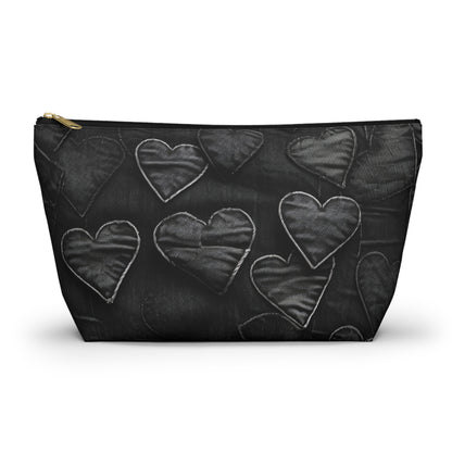 Negro azabache: diseño de bordado de corazón de tela desgastada inspirado en la mezclilla - Bolsa para accesorios con parte inferior en T 