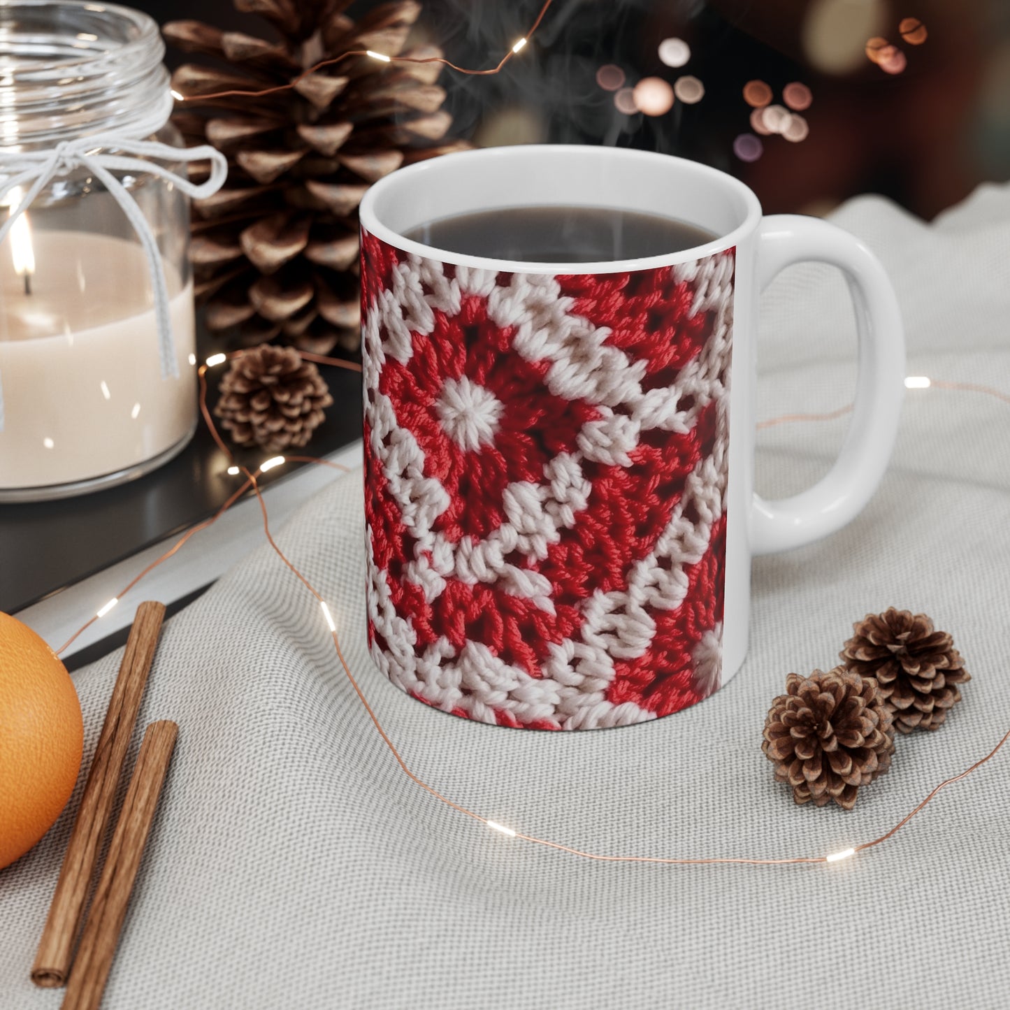 Cálido punto de ganchillo rojo y blanco de invierno: diseño de textura cinematográfico elegante - Taza de cerámica de 11 oz 