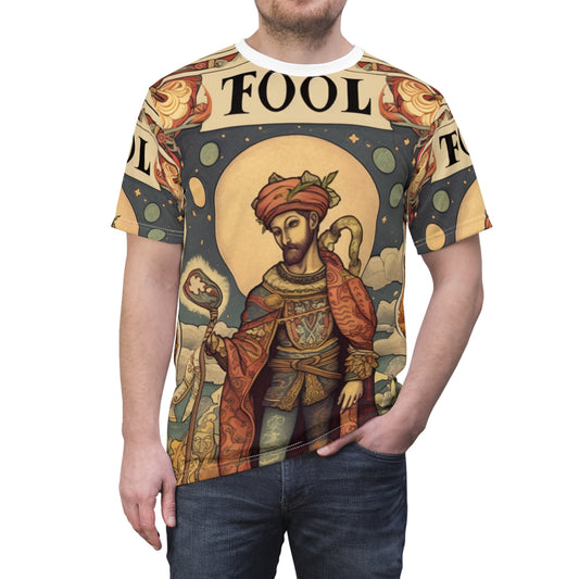 表現力豊かなタロット - 「The Fool」カードの芸術的なリーディング シンボル - ユニセックス カットソー T シャツ (AOP) 