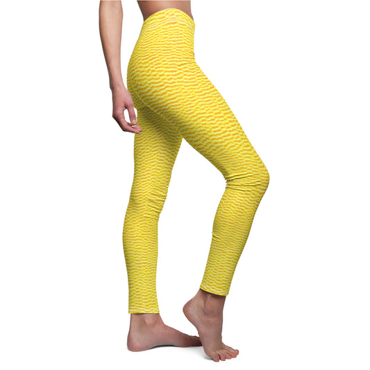 Sunshine Yellow Lemon: tela alegre e inspirada en la mezclilla - Leggings casuales cortados y cosidos para mujer (AOP) 