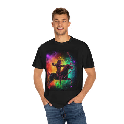 Colorido signo del zodíaco Sagitario - Tema del universo estelar - Camiseta unisex teñida de prendas