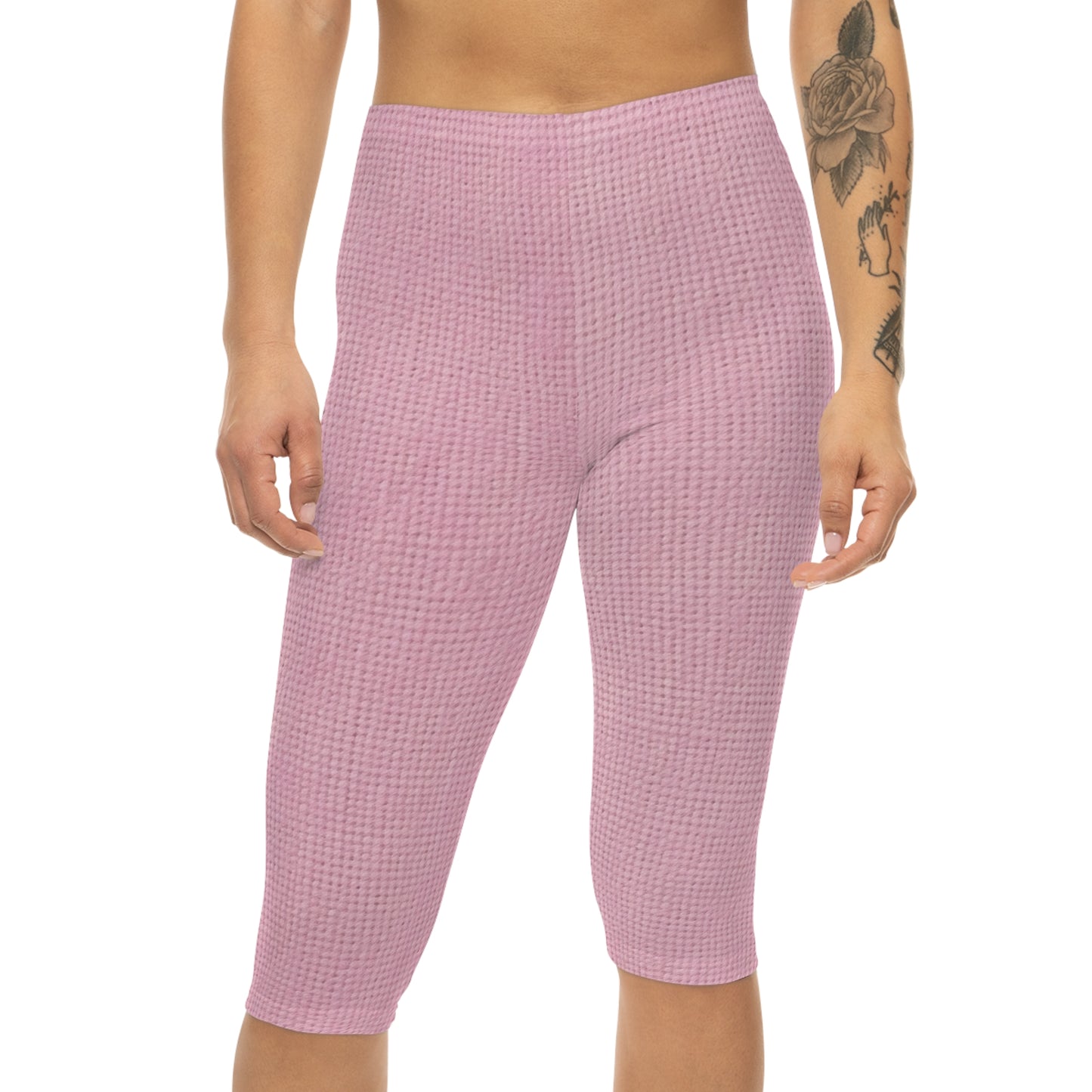 Blushing Garment Dye Pink: tela de tonos suaves inspirada en la mezclilla - Leggings capri para mujer (AOP) 