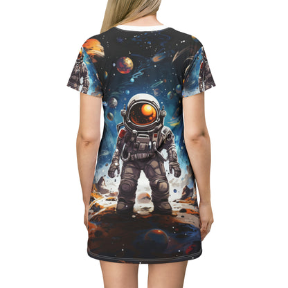 Viaje Galáctico: Viaje de Astronauta en Exploración Cósmica de Estrellas Celestiales - Vestido tipo camiseta (AOP) 