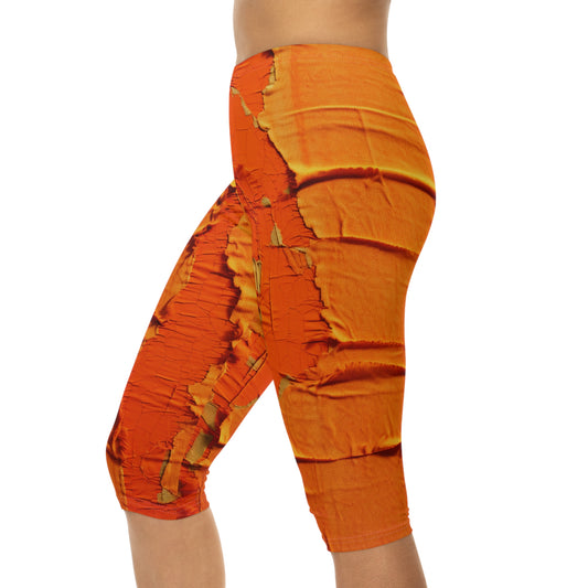 Naranja cítrico ardiente: tela vanguardista, desgastada e inspirada en la mezclilla - Leggings capri para mujer (AOP)