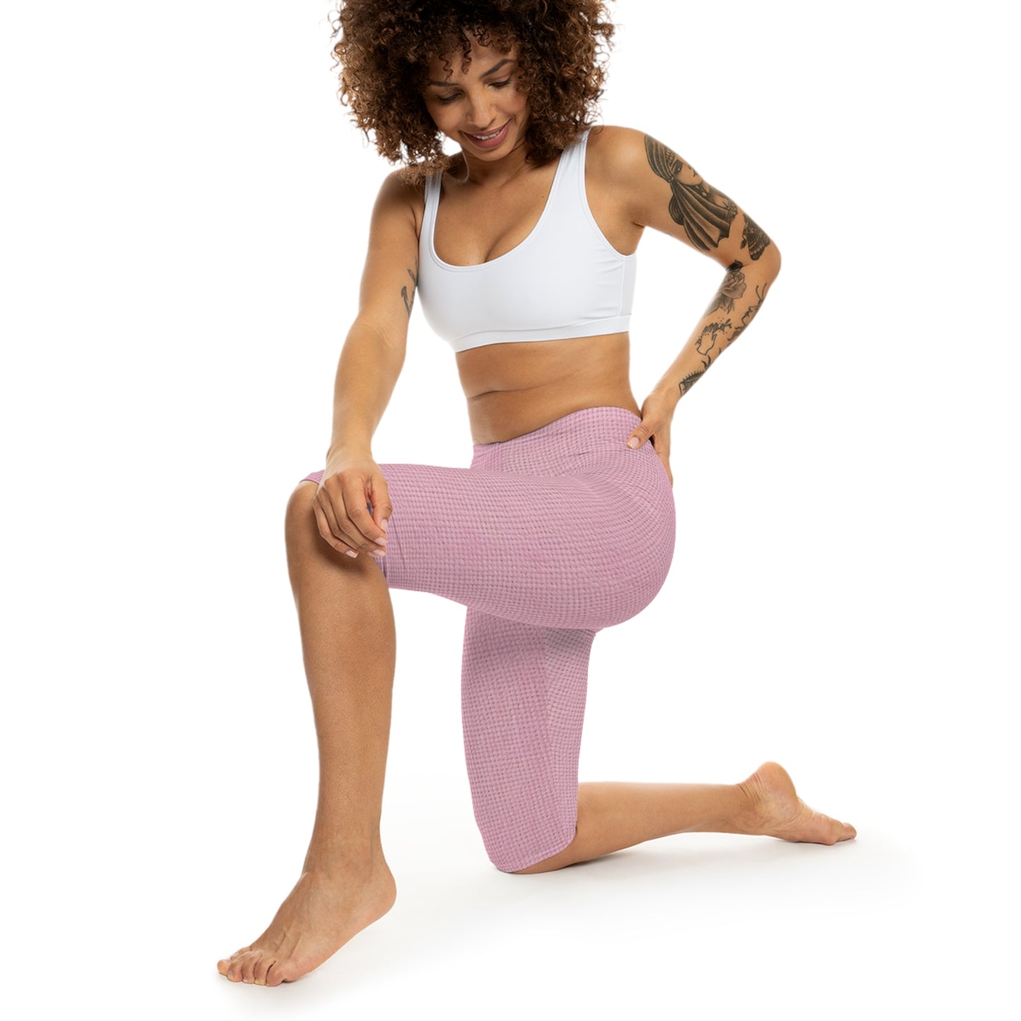 Blushing Garment Dye Pink: tela de tonos suaves inspirada en la mezclilla - Leggings capri para mujer (AOP) 