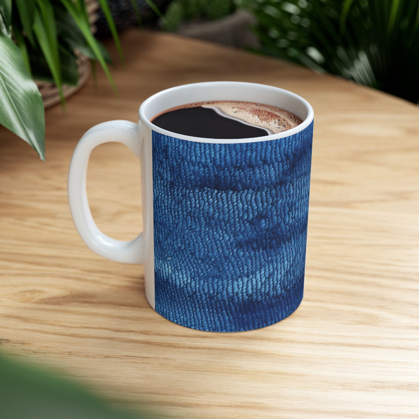 Blue Spectrum: Tela inspirada en la mezclilla de claro a oscuro - Taza de cerámica de 11 oz 