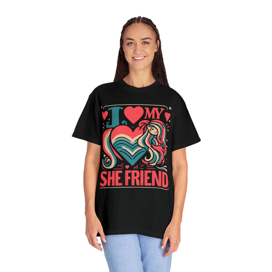 Amo a mi amiga - Gráfico de corazón y amistad LGBQ de estilo retro, amor y aprecio vibrantes - Camiseta unisex teñida de prendas