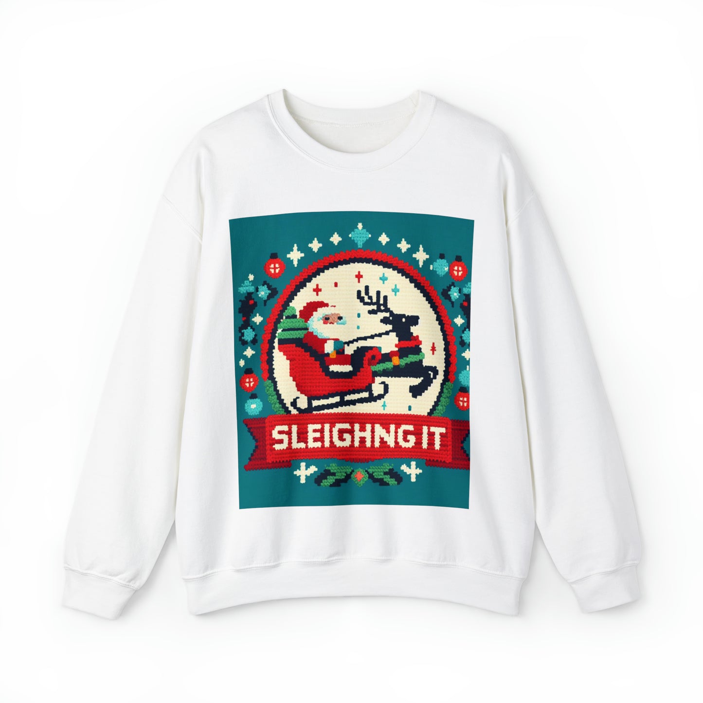 サンタとトナカイのクロスステッチ スタイル - 「Sleighing It」クリスマス - フェスティバル ホリデー - ユニセックス ヘビー ブレンド™ クルーネック スウェットシャツ