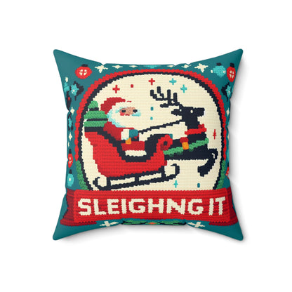 サンタとトナカイ クロスステッチ スタイル - 「Sleighing It」クリスマス - お祭りホリデー - 紡績ポリエステル正方形枕