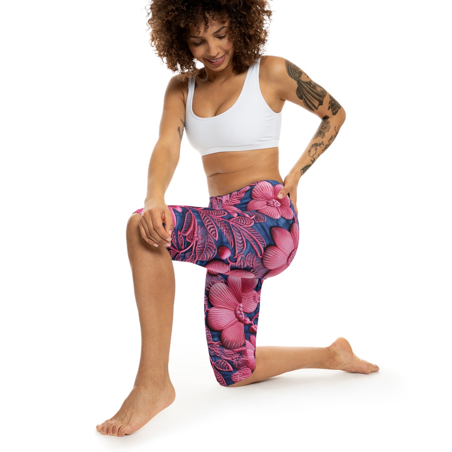 Denim Azul Muñeca Rosa Floral Bordado Estilo Tela Flores - Leggings Capri Mujer (AOP) 