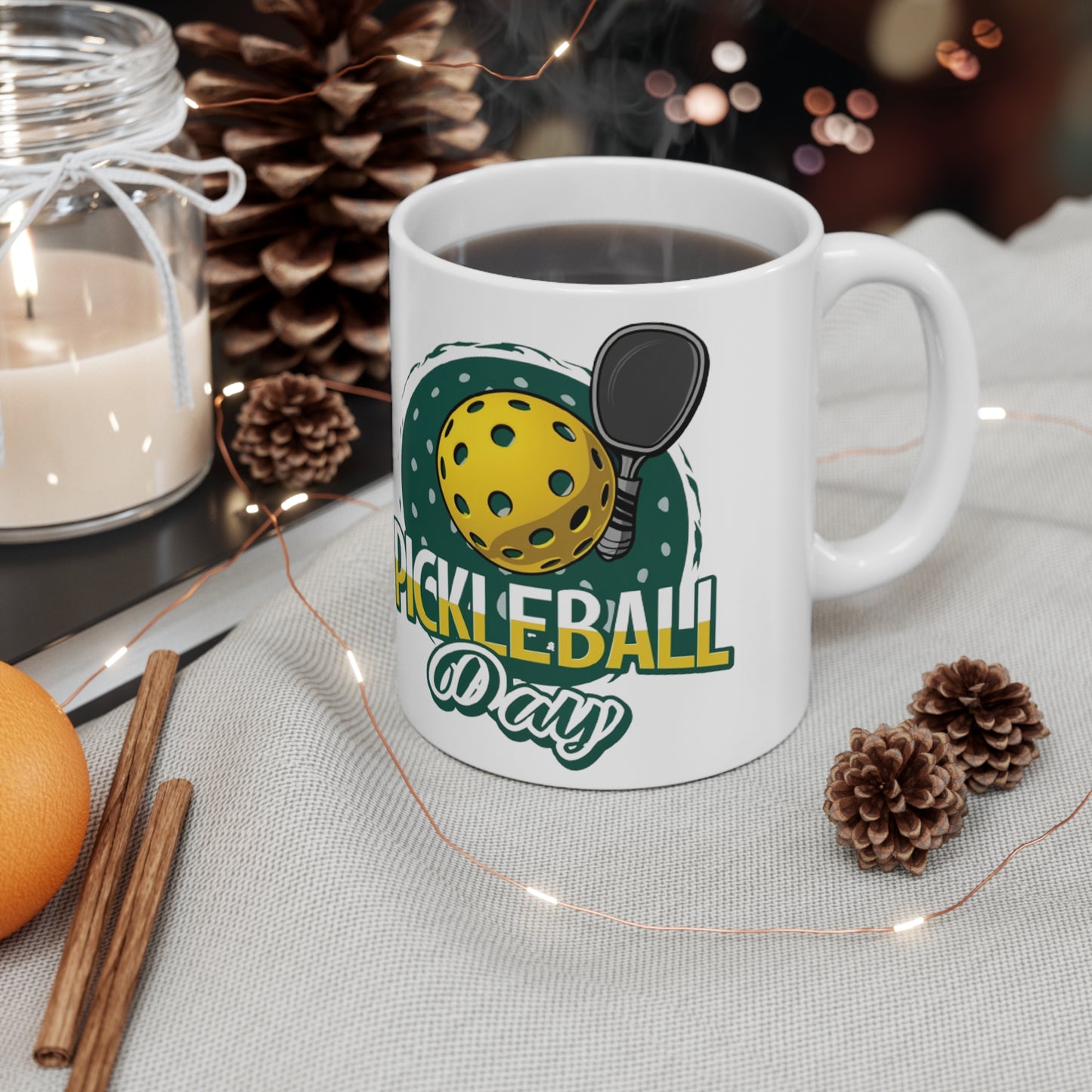 Diseño de celebración del día de Pickleball con ilustración caprichosa de pelota y paleta - Taza de cerámica de 11 oz