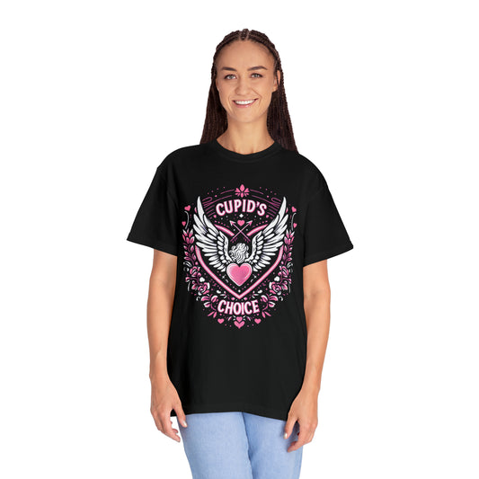 Cupidos Choice Crest con corazón y alas - Amor y romance con temática de San Valentín - Camiseta unisex teñida de prendas