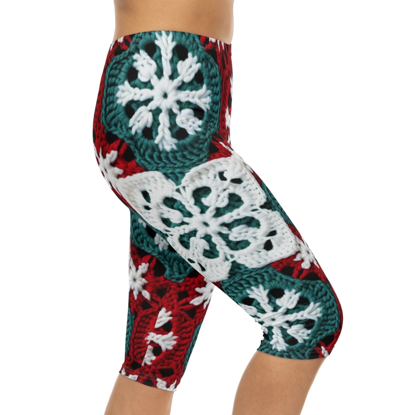 Ganchillo navideño con copos de nieve, Navidad festiva, artesanía en el país de las maravillas invernales, cristal de hielo, decoración navideña, adornos de temporada - Leggings capri para mujer (AOP)