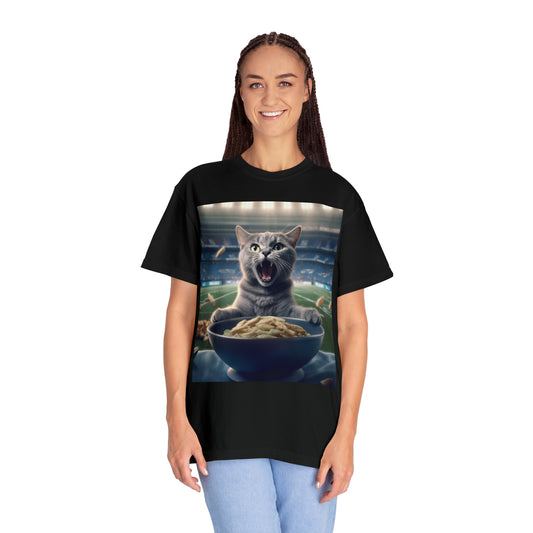 Felino de fútbol de medio tiempo: Gatito de comida del estadio del gato fanático de los deportes gritando - Camiseta unisex teñida de prendas