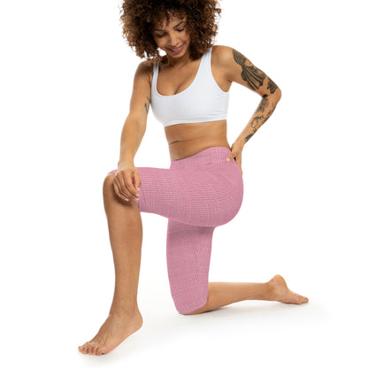 Rosa pastel: diseño de tela refrescante inspirado en la mezclilla - Leggings capri para mujer (AOP) 