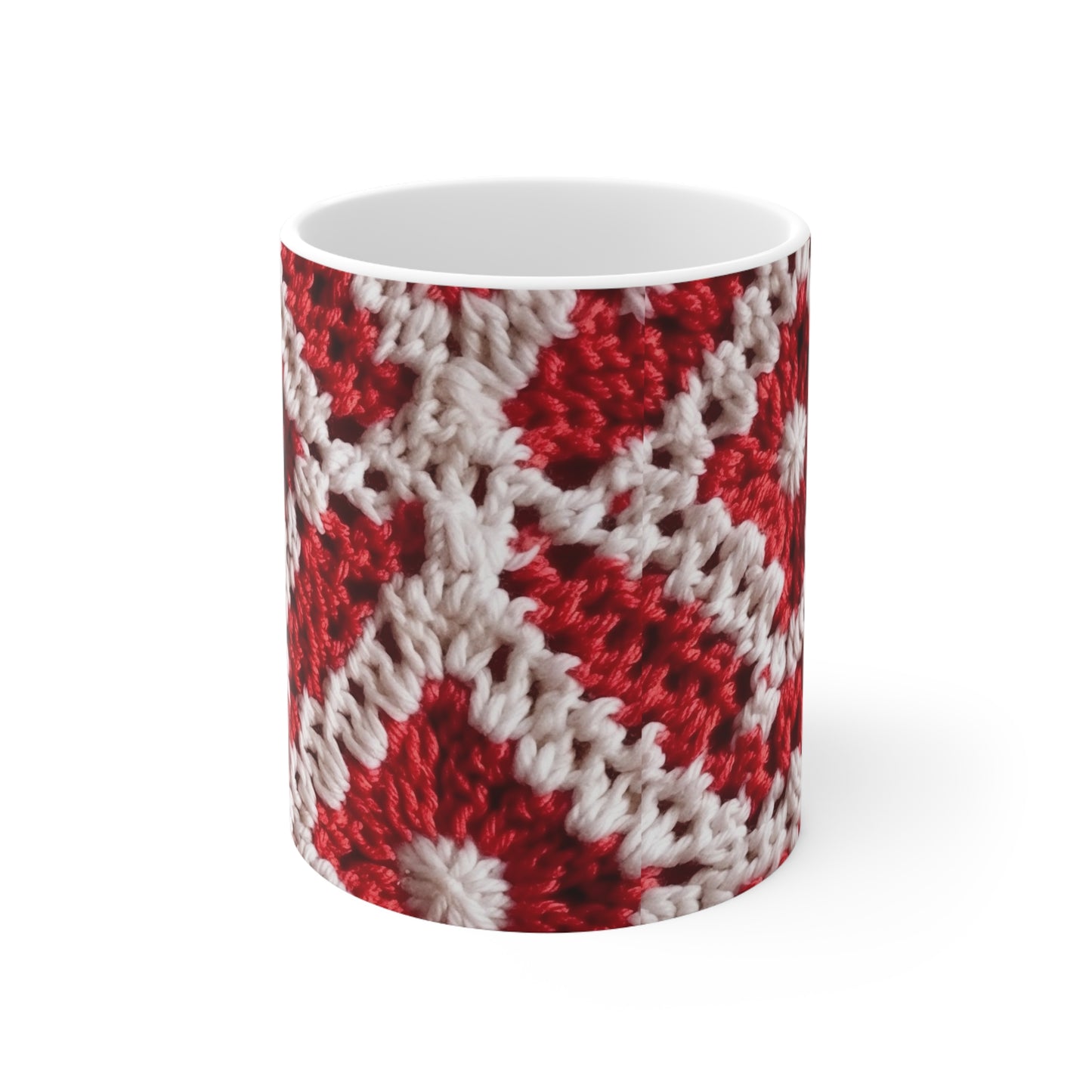 Cálido punto de ganchillo rojo y blanco de invierno: diseño de textura cinematográfico elegante - Taza de cerámica de 11 oz 