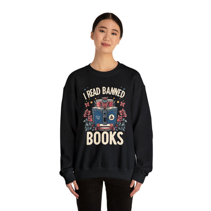 Owl Scholar Reading Among Stars and Florals - Leí ilustraciones temáticas de libros prohibidos - Sudadera unisex Heavy Blend™ Crewneck