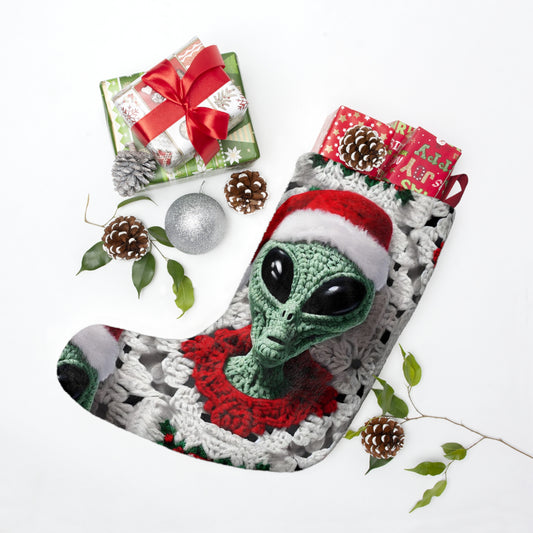 El secreto cósmico de Papá Noel: extraterrestre navideño alegre y verde con atuendo festivo Arte de crochet - Medias navideñas