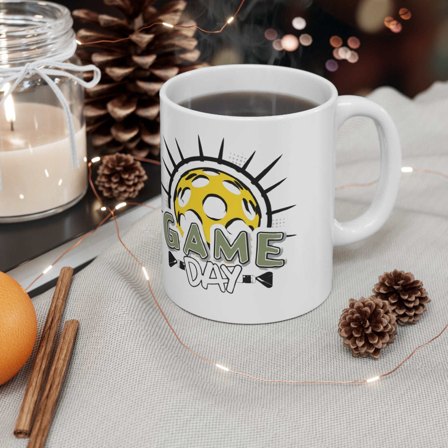 Emblema radiante de Pickleball con rayos solares dinámicos y letras del día del juego - Taza de cerámica de 11 oz