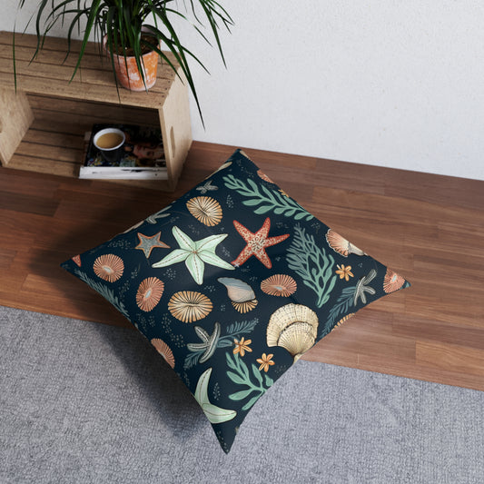 Cojín de suelo capitoné con estampado de inspiración marina de conchas marinas y estrellas de mar, cuadrado 