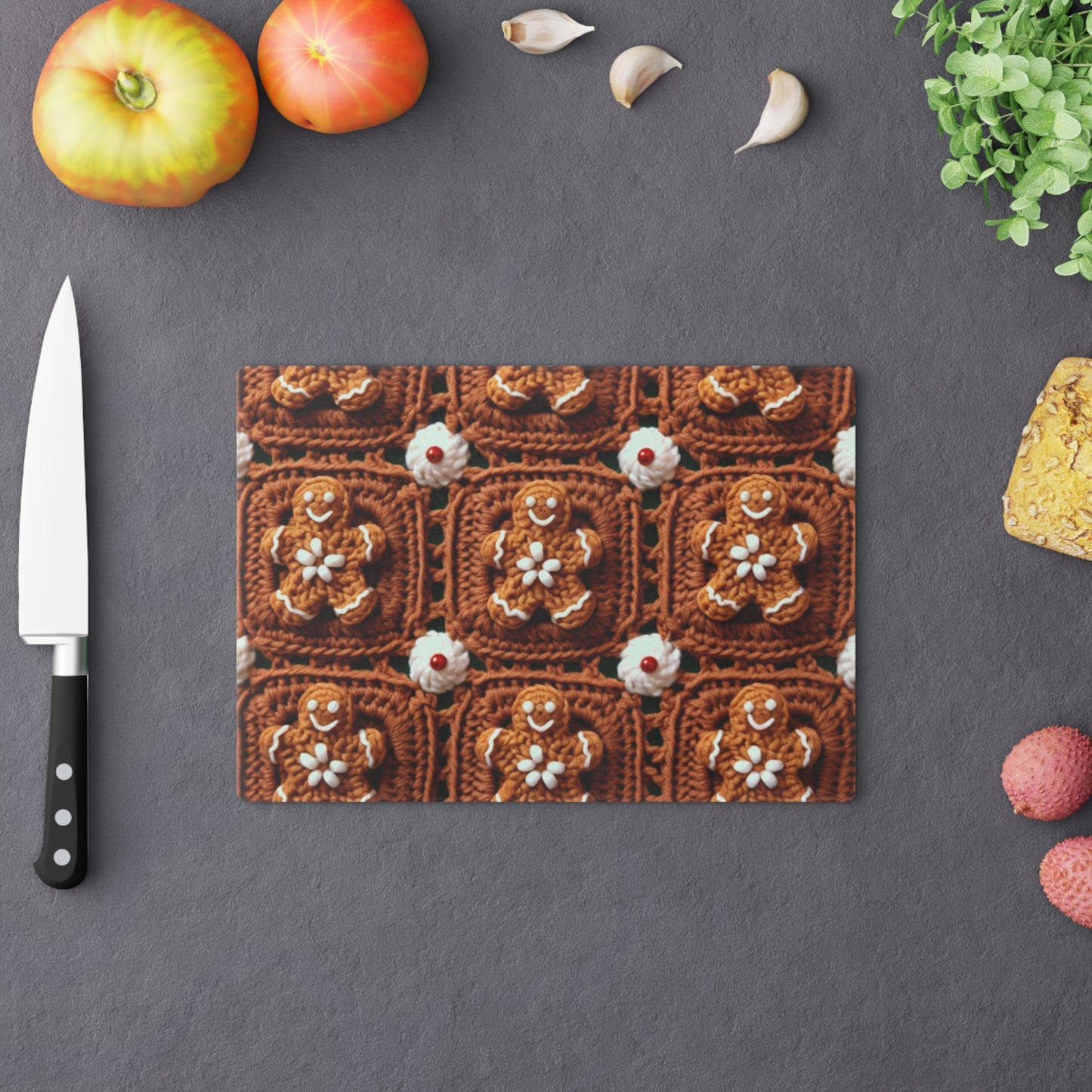 Ganchillo de hombre de jengibre, diseño clásico de galletas navideñas, artesanía navideña festiva. Decoración navideña - Tabla de cortar 