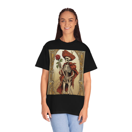 Tarot de cartas de la muerte - Esqueleto, rosa y viaje de transformación - Camiseta unisex teñida de prendas