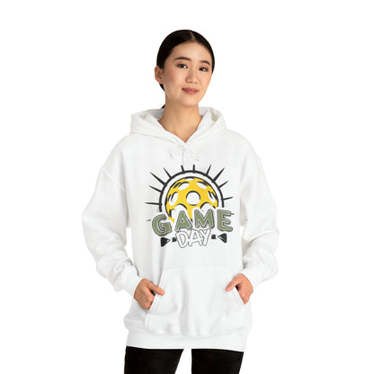 Emblema radiante de Pickleball con rayos solares dinámicos y letras del día del juego - Sudadera con capucha unisex Heavy Blend™