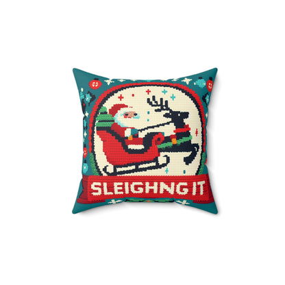 サンタとトナカイ クロスステッチ スタイル - 「Sleighing It」クリスマス - お祭りホリデー - 紡績ポリエステル正方形枕