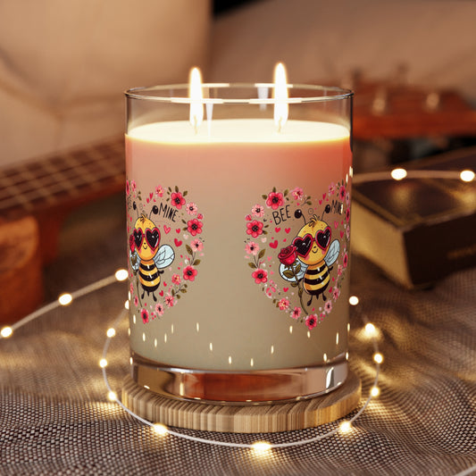 Whimsical Bee Love: Diseño sincero de San Valentín con detalles florales y gafas de sol en forma de corazón - Vela perfumada - Vidrio completo, 11 oz