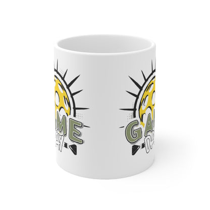 Emblema radiante de Pickleball con rayos solares dinámicos y letras del día del juego - Taza de cerámica de 11 oz