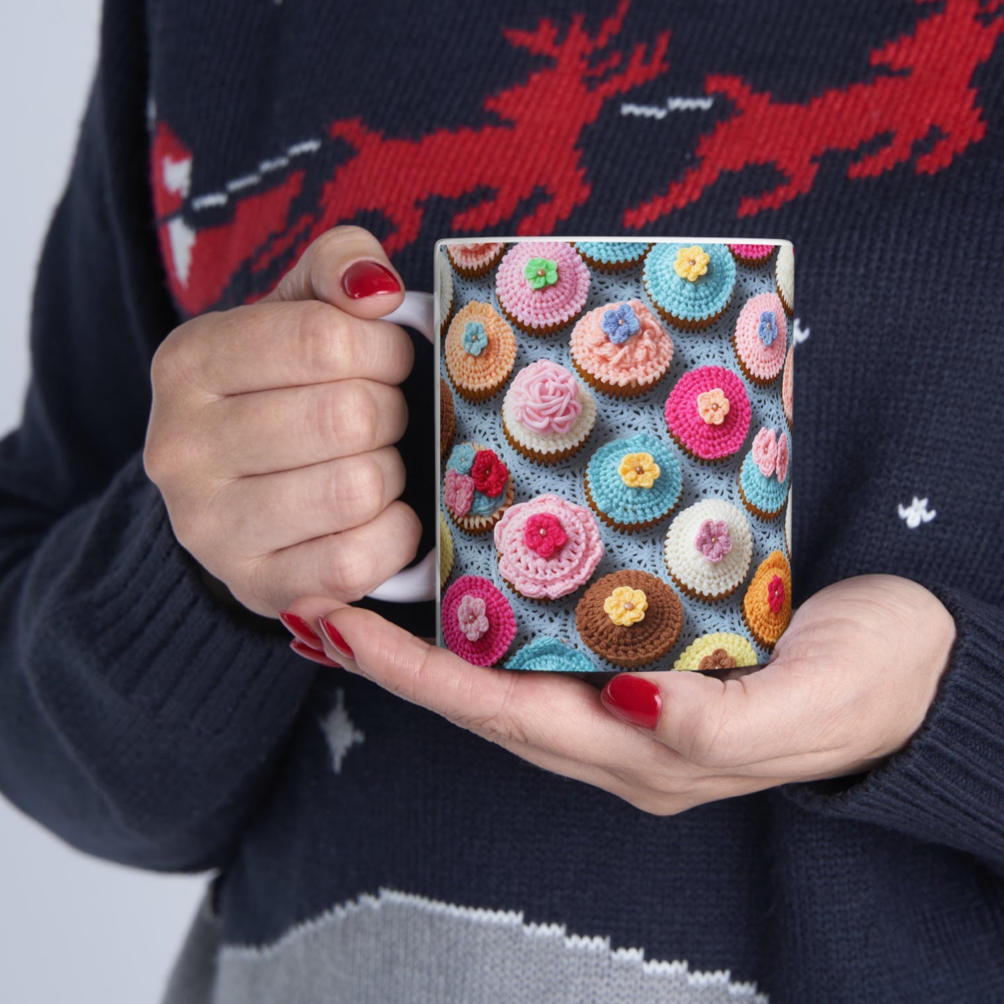 Diseño de panadería de postre de pastel helado con tratamiento de magdalenas de ganchillo - Taza de cerámica de 11 oz