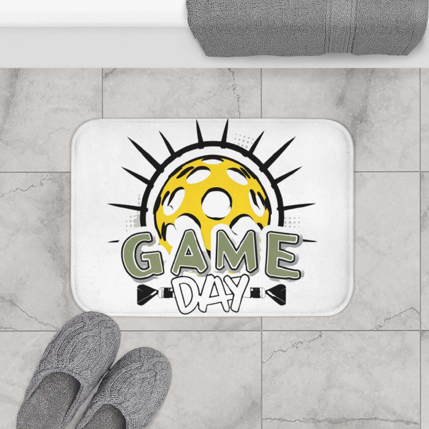 Emblema radiante de Pickleball con rayos solares dinámicos y letras del día del juego - Alfombra de baño