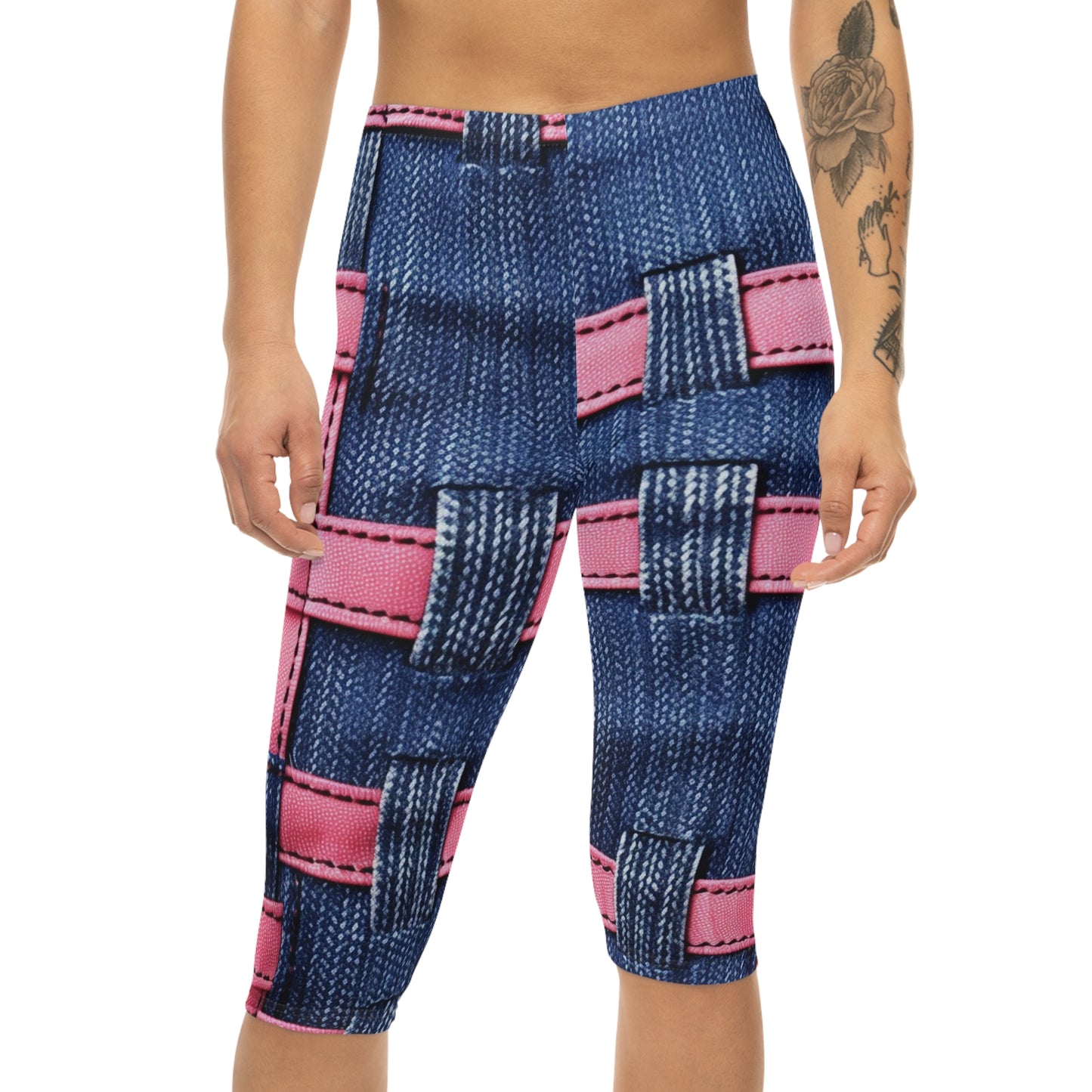 Crossover de rayas color caramelo: cintas de mezclilla rosa bailando en un escenario azul - Leggings capri para mujer (AOP) 