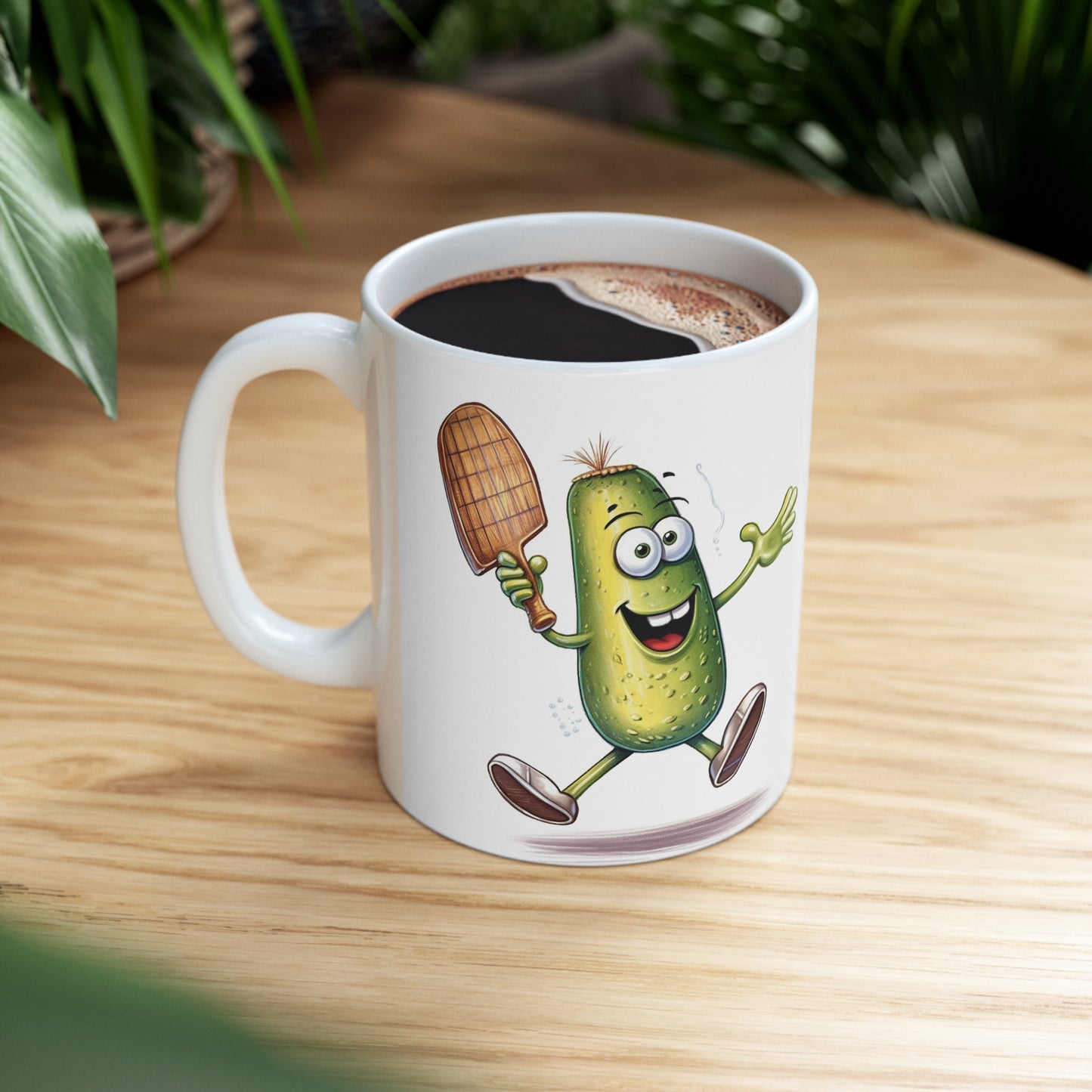 Acción del jugador de Pickle: paleta de Pickleball oscilante de dibujos animados - Encanto deportivo - Taza de cerámica de 11 oz