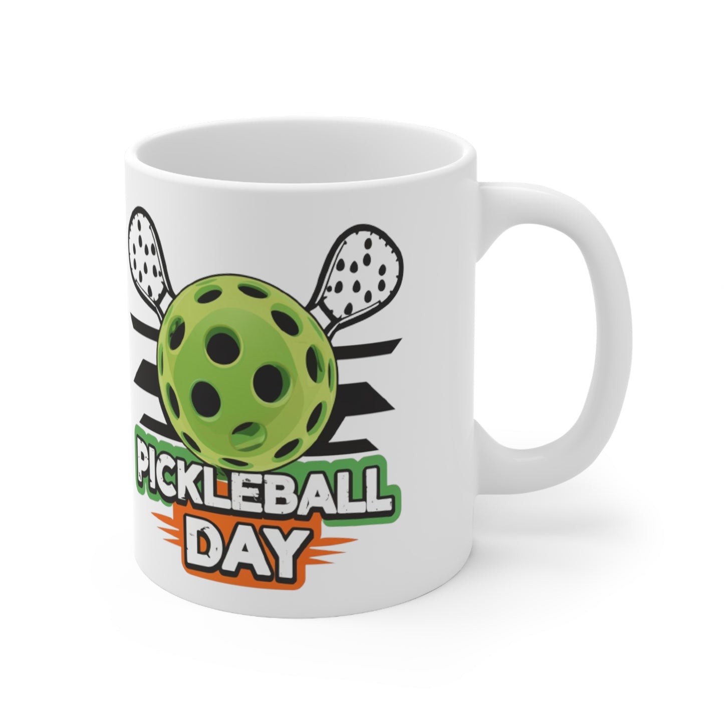 Diseño dinámico del día de Pickleball con paletas cruzadas y gráfico de bolas - Taza de cerámica de 11 oz